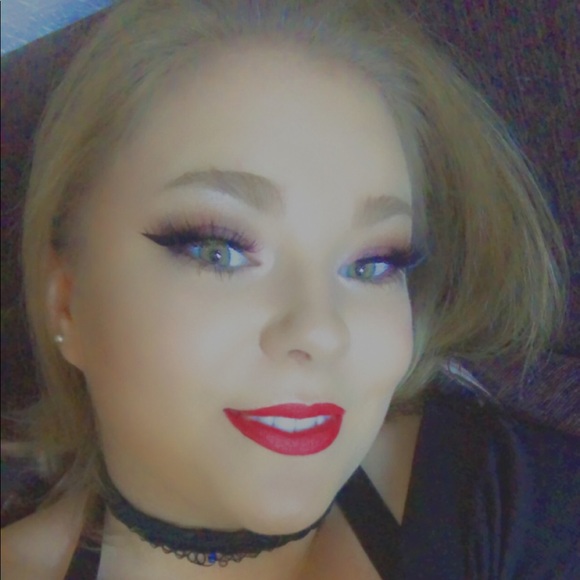 Meet your Posher, Alyssa - Picture 1 of 3